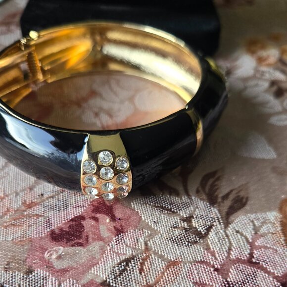 KIRKS FOLLY BLACK ENAMEL WITH FOUR CRYSTAL CLUSTERS GOLDTONE HINGED BANGLE NWOT - Picture 5 of 6